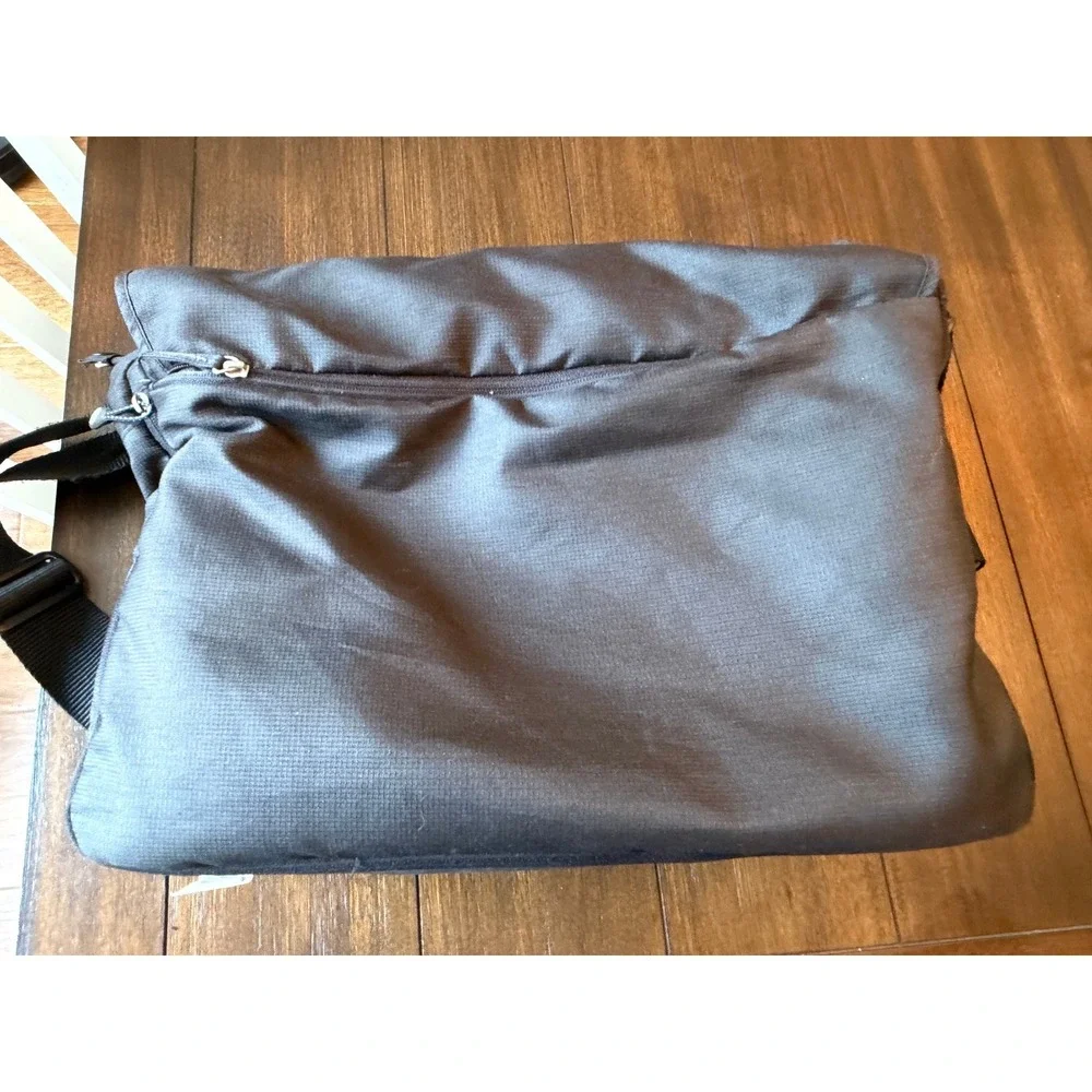 Columbia Messenger Bag Black Ripstop Crossbody Shoulder Travel Commuter Bag